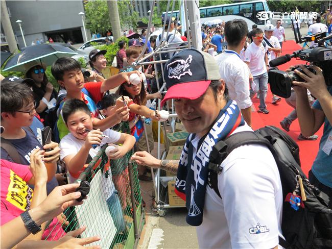 中職明星賽白隊球員進場（圖／記者王怡翔攝）