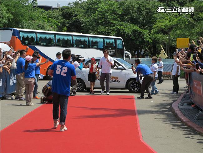 中職明星賽白隊球員進場（圖／記者王怡翔攝）