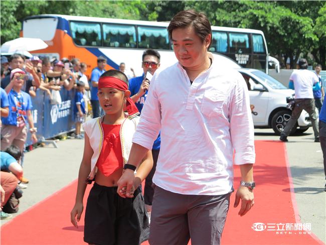 中職明星賽白隊球員進場（圖／記者王怡翔攝）