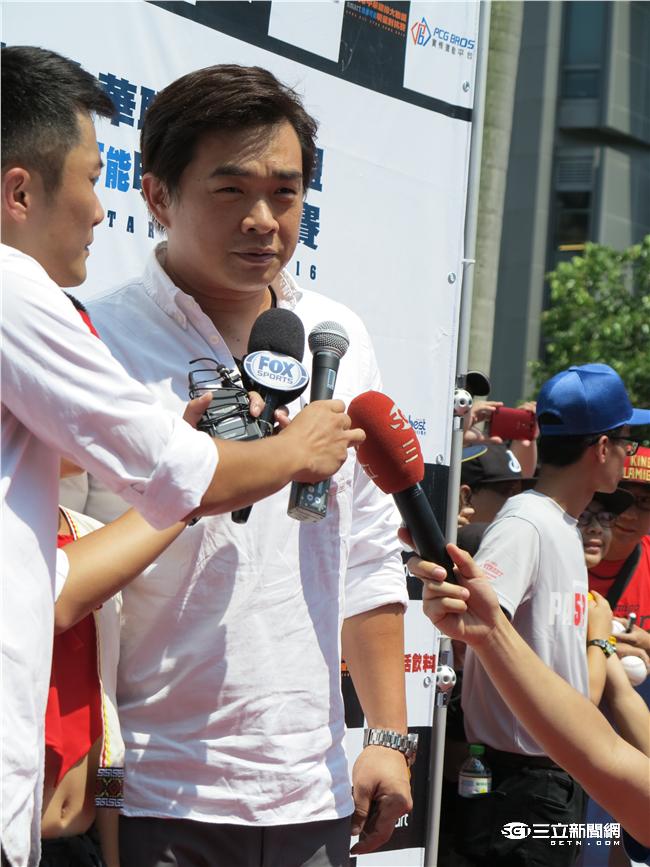 中職明星賽白隊球員進場（圖／記者王怡翔攝）