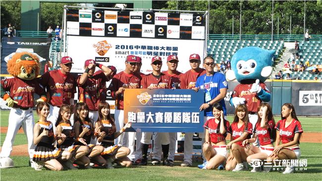 ▲明星賽跑壘大賽紅隊奪冠（圖／記者王怡翔攝）