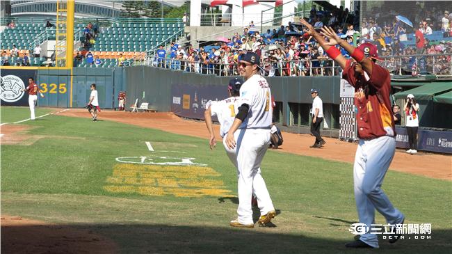 ▲明星賽跑壘大賽白隊接棒失誤（圖／記者王怡翔攝）