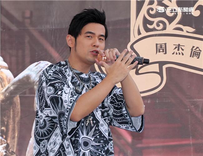 周杰倫為粉絲舉辦新專輯周杰倫的床邊故事簽唱會。（記者邱榮吉/攝影）