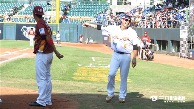 ▲明星賽跑壘大賽白隊接棒失誤（圖／記者王怡翔攝）