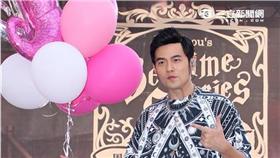 周杰倫為粉絲舉辦新專輯周杰倫的床邊故事簽唱會。（記者邱榮吉/攝影）