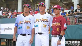 中職明星賽高國輝、羅國龍、羅國麟兄弟相聚。（圖／記者王怡翔攝）