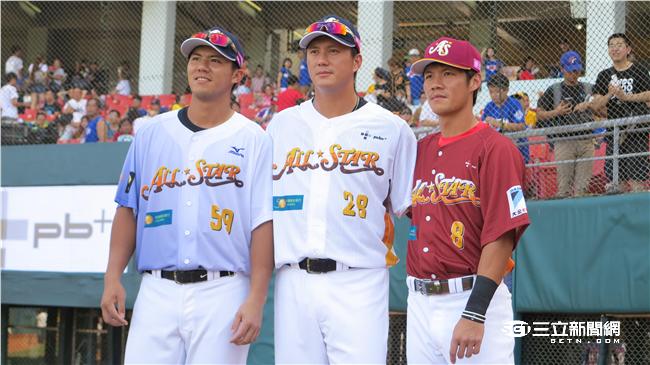 中職明星賽高國輝、羅國龍、羅國麟兄弟相聚。（圖／記者王怡翔攝）
