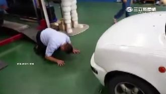 「三跪九叩」大禮送行　男跪拜謝愛車