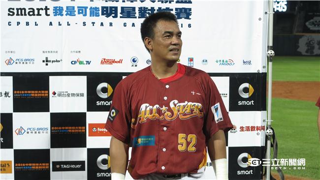 影／球迷賽後不捨　鋒哥：明天再擱來