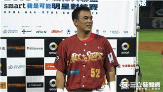 影／球迷賽後不捨　鋒哥：明天再擱來