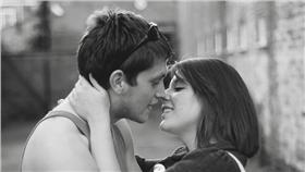 接吻,情侶（圖／攝影者David Martyn Hunt，Flickr CC Licens）
https://www.flickr.com/photos/davidchief/1006785809/in/photolist-2wY3m2-HTTK5h-o95wcs-qEHUuU-7vKa8L-GX7eUM-pvGSej-fNWuBu-7Y36NC-pNbkJw-4nyXU9-M6ZSX-qJSr2G-6bMYQs-o7Yb1L-6gGhYN-6kGEvy-2vVkpu-d7Xmjo-aewXwW-21TNm-5GZJHe-bxFitM-G2rLeQ-pNaDzK-7NbsuZ-9PrtP-8SQ28V-dx779k-pHXt7w-oCYxe-cFTGj3-cFTFvd-8poCoP-84FLto-cTQFcy-6Yh7aT-cCWDQY-cR9ADm-cVqWUW-cFTCbj-cEcjuj-4e9sGK-21R2r-oVdsct-6KjkJK-617obg-6csMdF-8ESRti-3Fejk