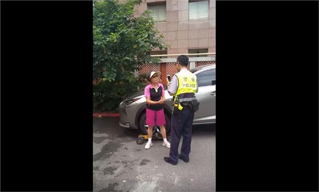 影／違停大嬸擋拖吊一直盧　網友火大