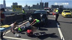 陳女無照酒駕撞斷交通警察雙腿（翻攝畫面）