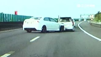 出遊卻撞自己人！休旅車180度翻車