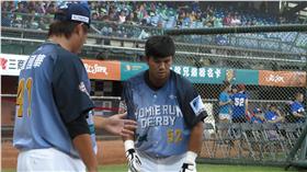 2016中華職棒全壘打大賽羅國華和羅國麟討論策略（圖／記者王怡翔攝）
