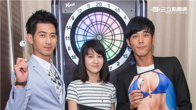 簡宏霖「好會射！」玩飛鏢大贏黃騰浩