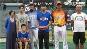 兩位生命鬥士李承哲、劉逸杰開球(記者王怡翔攝)