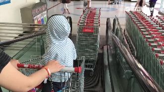 推車「自搭」手扶梯　危險程度如轎車