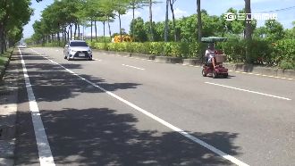 老翁騎代步車　時速10km龜速佔道