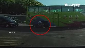 疑似陰影擋視線　遊覽車擦撞險輾騎士