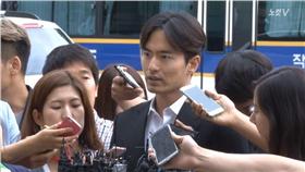 李陣郁遭控性侵，17日下午現身警局。（圖／翻攝自NocutV YouTube）