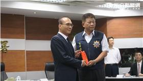 行政院長林全致贈破案獎金。（記者盧素梅攝）