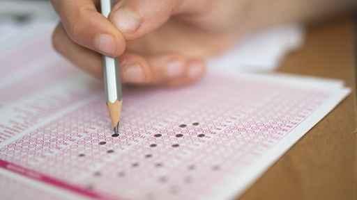 選系還選校？6成社科學生學非所用