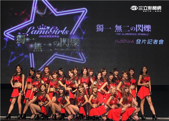 Lamigo桃猿隊的23位LamiGirls，今舉辦發片記者會，並獻唱新歌《獨一無二的閃爍》。（記者邱榮吉/攝影）