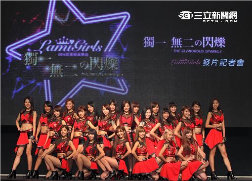 Lamigo桃猿隊的23位LamiGirls，今舉辦發片記者會，並獻唱新歌《獨一無二的閃爍》。（記者邱榮吉/攝影）