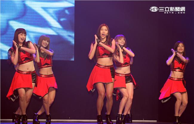 Lamigo桃猿隊的23位LamiGirls，今舉辦發片記者會，並獻唱新歌《獨一無二的閃爍》。（記者邱榮吉/攝影）