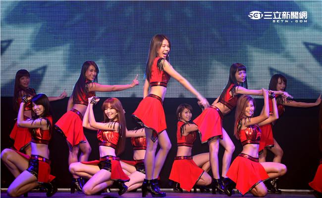 Lamigo桃猿隊的23位LamiGirls，今舉辦發片記者會，並獻唱新歌《獨一無二的閃爍》。（記者邱榮吉/攝影）