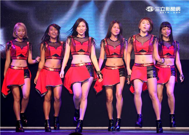 Lamigo桃猿隊的23位LamiGirls，今舉辦發片記者會，並獻唱新歌《獨一無二的閃爍》。（記者邱榮吉/攝影）