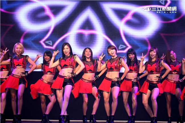 Lamigo桃猿隊的23位LamiGirls，今舉辦發片記者會，並獻唱新歌《獨一無二的閃爍》。（記者邱榮吉/攝影）