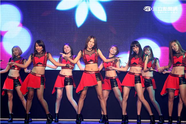 Lamigo桃猿隊的23位LamiGirls，今舉辦發片記者會，並獻唱新歌《獨一無二的閃爍》。（記者邱榮吉/攝影）