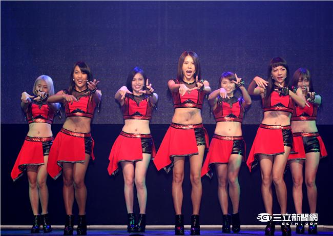 Lamigo桃猿隊的23位LamiGirls，今舉辦發片記者會，並獻唱新歌《獨一無二的閃爍》。（記者邱榮吉/攝影）