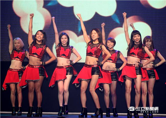 Lamigo桃猿隊的23位LamiGirls，今舉辦發片記者會，並獻唱新歌《獨一無二的閃爍》。（記者邱榮吉/攝影）