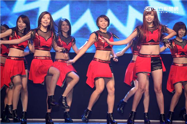 Lamigo桃猿隊的23位LamiGirls，今舉辦發片記者會，並獻唱新歌《獨一無二的閃爍》。（記者邱榮吉/攝影）