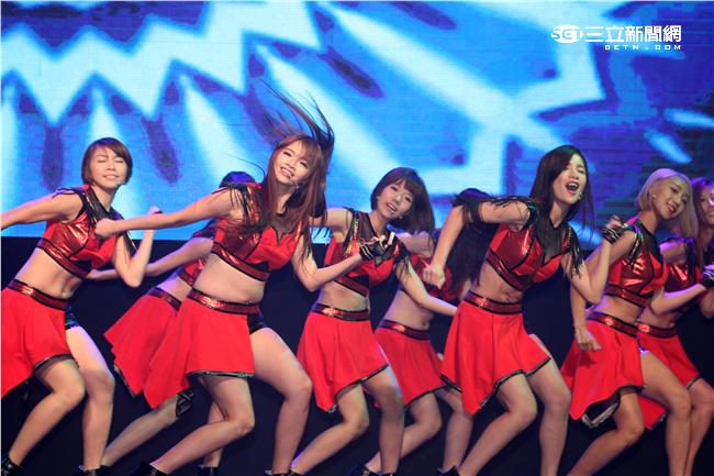 Lamigo桃猿隊的23位LamiGirls，今舉辦發片記者會，並獻唱新歌《獨一無二的閃爍》。（記者邱榮吉/攝影）