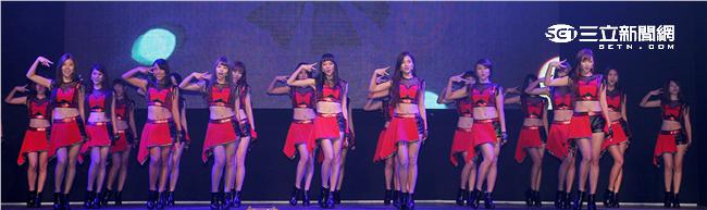 Lamigo桃猿隊的23位LamiGirls，今舉辦發片記者會，並獻唱新歌《獨一無二的閃爍》。（記者邱榮吉/攝影）