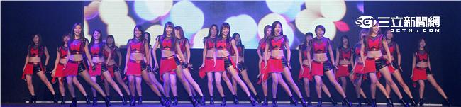 Lamigo桃猿隊的23位LamiGirls，今舉辦發片記者會，並獻唱新歌《獨一無二的閃爍》。（記者邱榮吉/攝影）