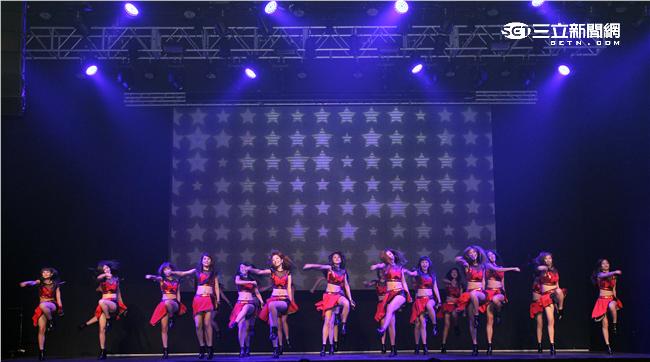 Lamigo桃猿隊的23位LamiGirls，今舉辦發片記者會，並獻唱新歌《獨一無二的閃爍》。（記者邱榮吉/攝影）