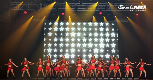 Lamigo桃猿隊的23位LamiGirls，今舉辦發片記者會，並獻唱新歌《獨一無二的閃爍》。（記者邱榮吉/攝影）