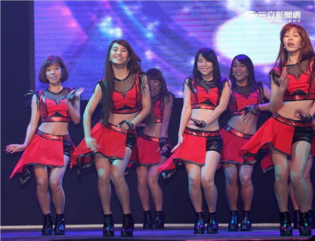 Lamigo桃猿隊的23位LamiGirls，今舉辦發片記者會，並獻唱新歌《獨一無二的閃爍》。（記者邱榮吉/攝影）