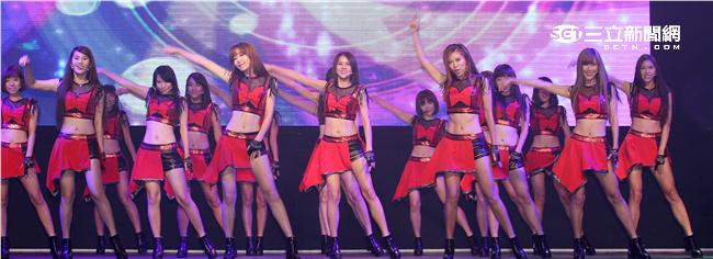 Lamigo桃猿隊的23位LamiGirls，今舉辦發片記者會，並獻唱新歌《獨一無二的閃爍》。（記者邱榮吉/攝影）