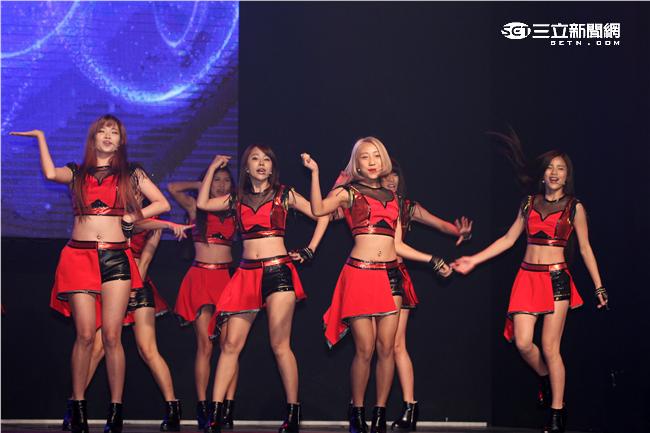 Lamigo桃猿隊的23位LamiGirls，今舉辦發片記者會，並獻唱新歌《獨一無二的閃爍》。（記者邱榮吉/攝影）