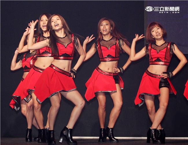 Lamigo桃猿隊的23位LamiGirls，今舉辦發片記者會，並獻唱新歌《獨一無二的閃爍》。（記者邱榮吉/攝影）