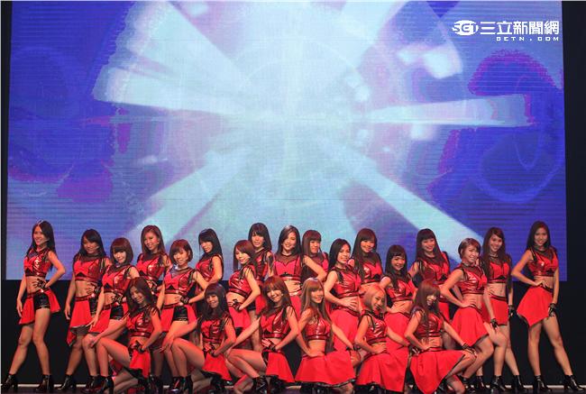 Lamigo桃猿隊的23位LamiGirls，今舉辦發片記者會，並獻唱新歌《獨一無二的閃爍》。（記者邱榮吉/攝影）