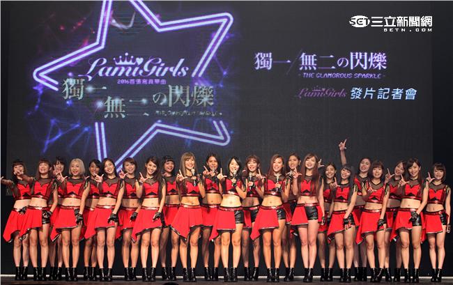 Lamigo桃猿隊的23位LamiGirls，今舉辦發片記者會，並獻唱新歌《獨一無二的閃爍》。（記者邱榮吉/攝影）