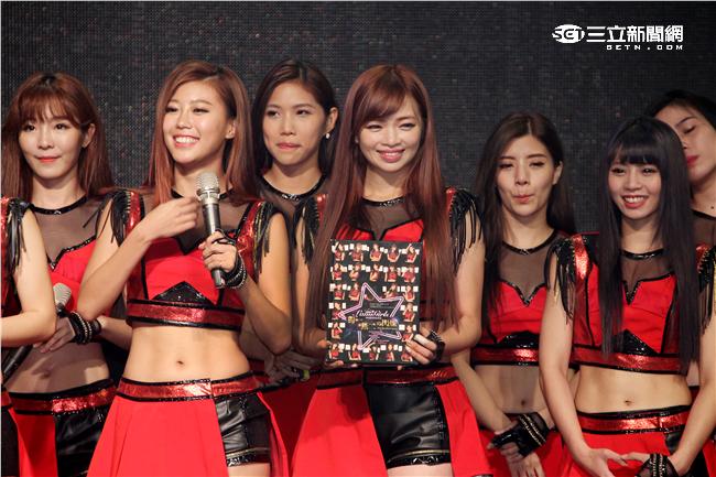 Lamigo桃猿隊的23位LamiGirls，今舉辦發片記者會，並獻唱新歌《獨一無二的閃爍》。（記者邱榮吉/攝影）