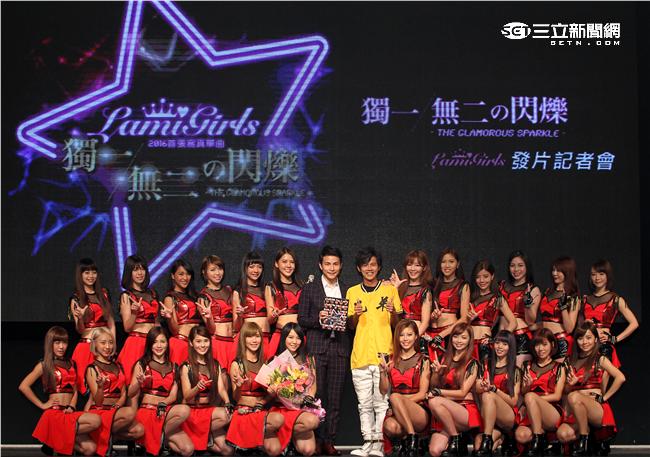 阿翔穿兄弟象黃衫踢館LamiGirls發片　當場被被扒光。（記者邱榮吉/攝影）

